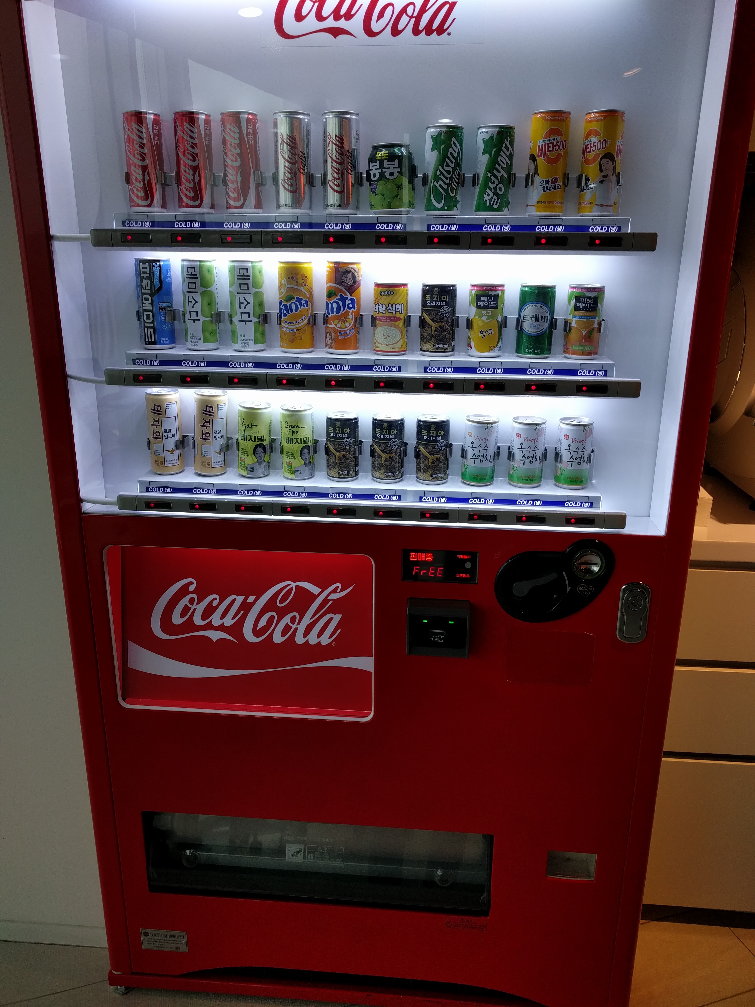 Microsoft Employee Area - Free Vending Machine Dispenser at Level 16